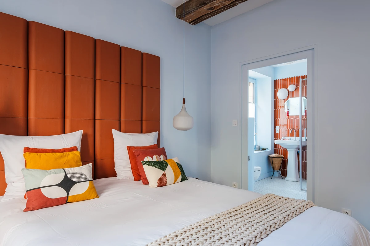 Chambre tête de lit terracotta et salle d'eau attenante — Espaces Atypiques