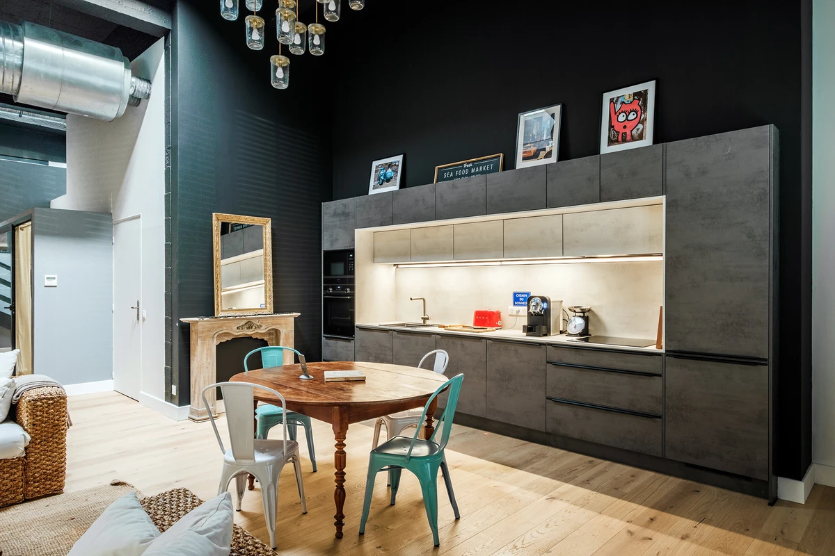 Cuisine industrielle murs noirs et béton — Espaces Atypiques