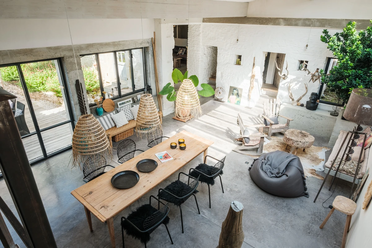 Séjour loft lumineux, suspensions en rotin — Espaces Atypiques